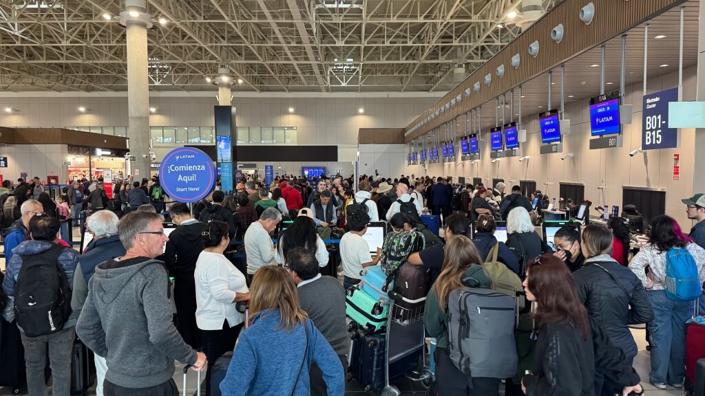 페루 리마 신공항 체크인 카운터에 붐비는 사람들